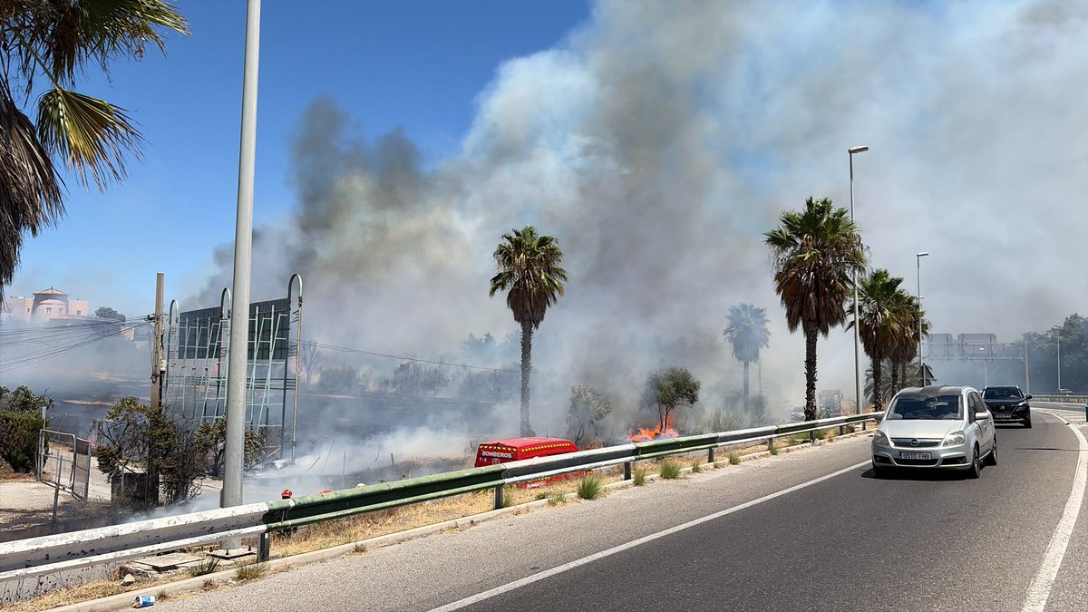 Plan_INFOCA's tweet photo. 🗓️ 02/08/2026    🕗 14.59  h.

🔴 DECLARADO | Incendio en #Estepona, #Málaga
📌 #IFEstepona, en paraje Río Padrón

MEDIOS:
🚁 1 ligero, 1 semipesado
👩‍🚒 20 efectivos por tierra
🚒 2 autobombas https://t.co/w8HljezNjY