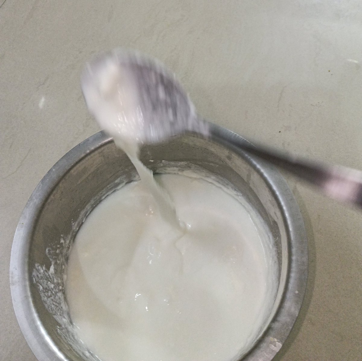 Guddu_simi's tweet photo. @Amul_Coop Dear Amul,  
 Yesterday I bought a milk packet from your company and added some yogurt from the same brand to it. I noticed the consistency of the yogurt was unusual. Why is it like that? Why does yogurt have a slimy texture? https://t.co/5ki1cUn3Is