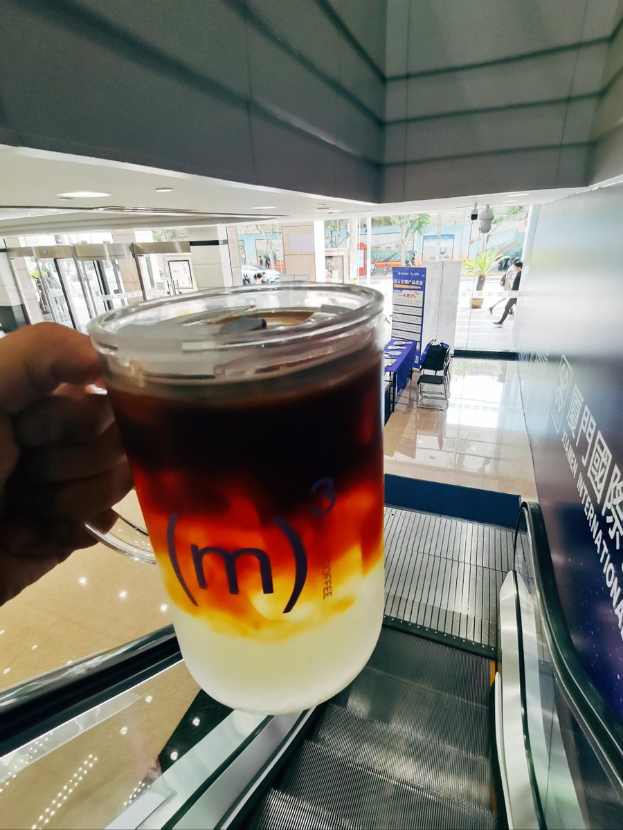 RandellJanq7kn's tweet photo. Creamy Lemon Iced Coffee in 5 mins! Squeeze 1 lemon + 1 shot espresso + iced milk + a tsp honey, stir u0026 sip—bright, zesty u0026 perfect for hot afternoons ， https://t.co/h37mYM4jsp