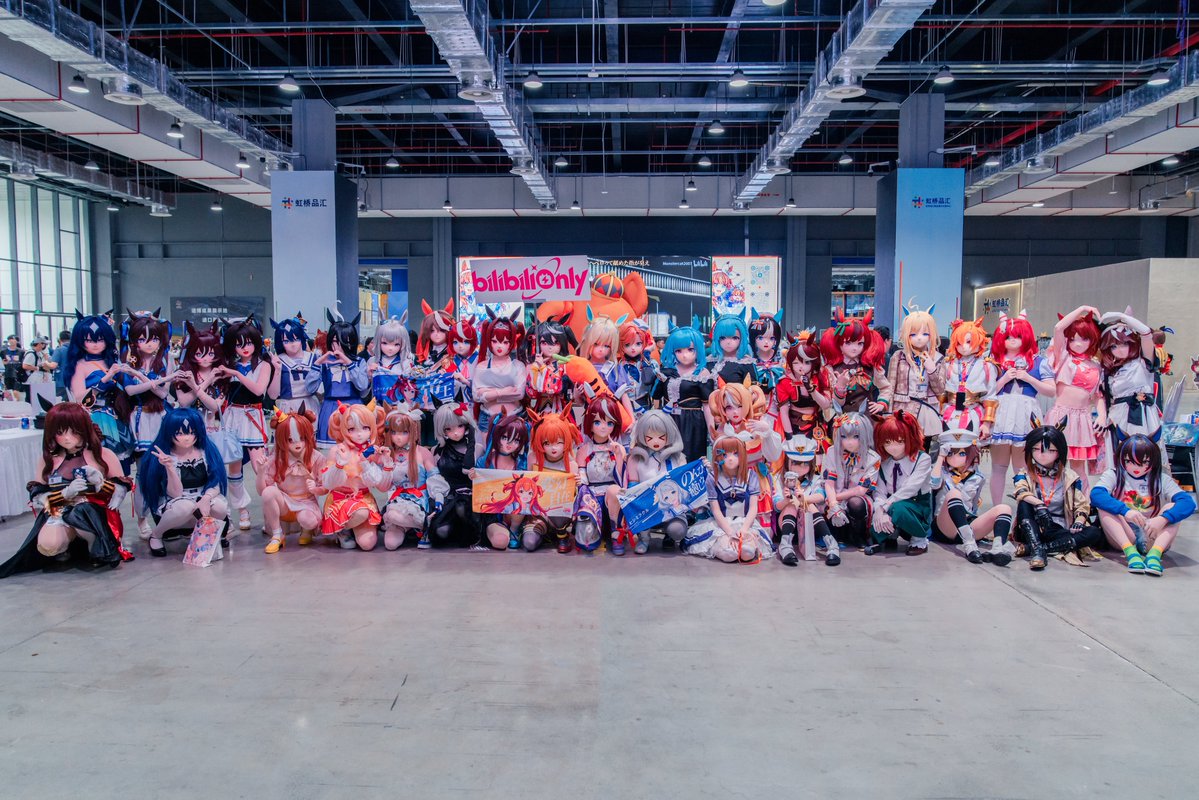am040305's tweet photo. 今日上海で開催されたウマ娘の同人イベントでは、41人の着ぐるみさんが集合写真に参加しました！
参加人数はまた過去最多を更新しました！
#ウマ娘
#umamusume
#着ぐるみ https://t.co/JOA5LyjFLQ