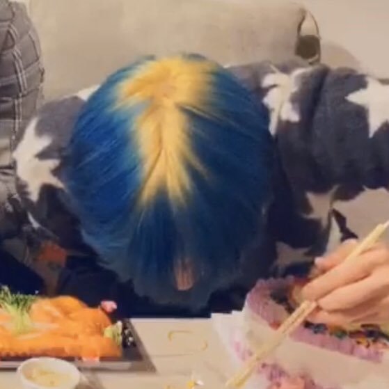 biscuitmurderer's tweet photo. Jinyoung's questionable life choice hahahahahahaha i remember sh and bx teasing him saying his hair looked like a globe 🤣 https://t.co/LMn8s2fDr9