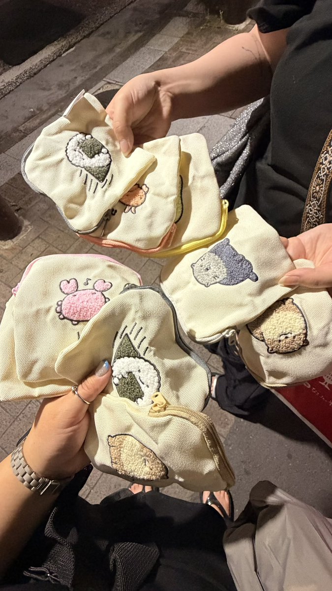 hatuoji's tweet photo. 数年振り会った友達とご飯おもろかった🍚

ガチャでカワウソ欲し過ぎてずっと回してた https://t.co/306p6uXyWf