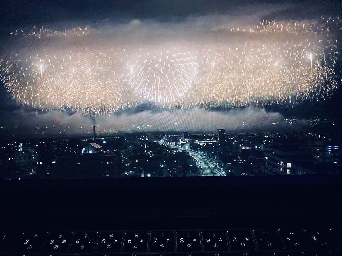 hanabidj's tweet photo. #長岡まつり大花火大会
部屋を暗くしてPCで観覧🎇
フェニックスでは熊本への祈りを🙏で瞼をおさえました。

素晴らしいワイドスケールの花火に感動しかり💕解説ありで楽しかったです😆
（前半は色を薬品で紹介してくれたり何気に出ちゃうイングリッシュがツボでした！使わせてもらおうとメモメモ…笑） https://t.co/N1jXHVjaZ4