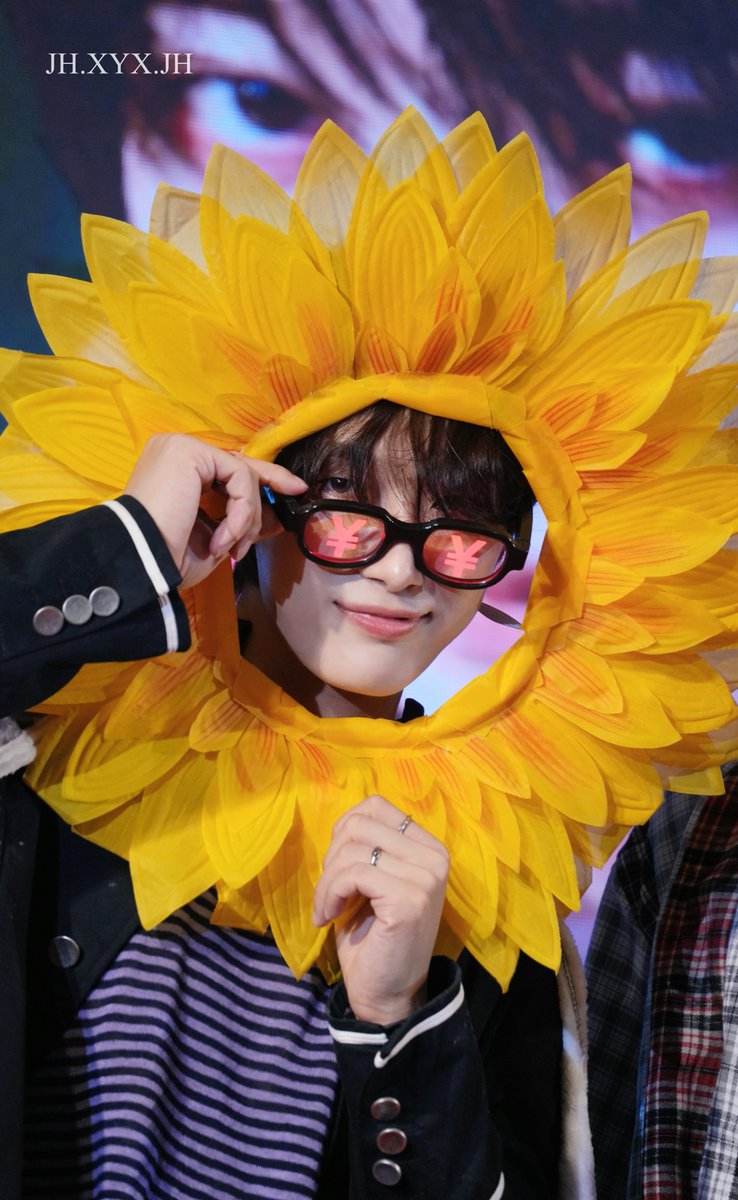 uu1996yuxuan's tweet photo. 260801 shanghai fan meeting
💙money close to me～¥有钱花
#OMEGA_X #오메가엑스 
#JAEHAN #김재한 https://t.co/fp6pJYPduH