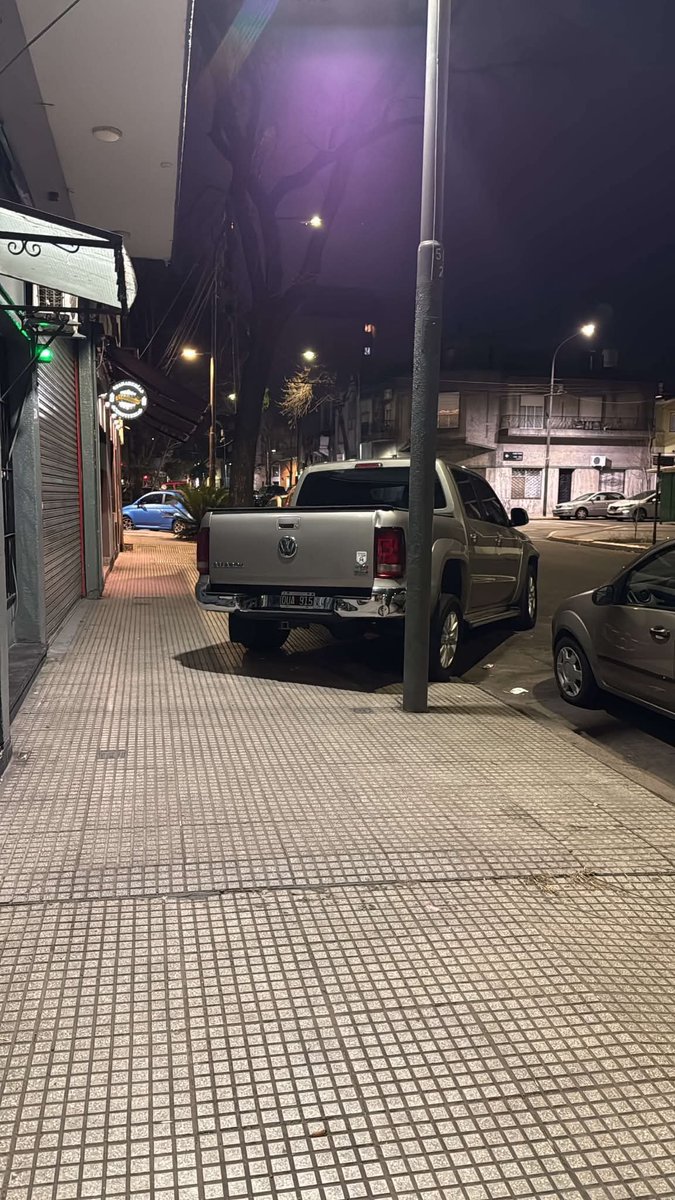 BoludoscnAmarok's tweet photo. AMAROKÍ DECIDE OCUPAR EL GARAGE, LA VEREDA Y LA CALLE PARA QUE TODOS REVIENTEN DE ENVIDIA https://t.co/Ev6WIriNEp