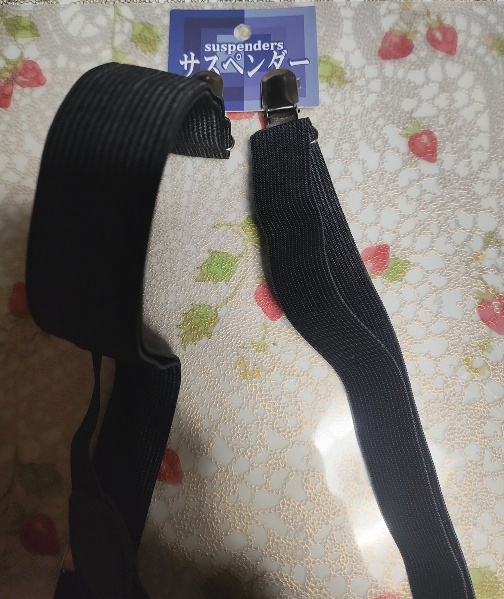 greeeeeeeeencat's tweet photo. 久々に浴衣を着ようと思ったのですが、コーリンベルトが家に無く（泣）
また、お金もないのでセリアに売っているものを使って代用品をこさえてみました！
使ったのはこのサスペンダーと、25ミリ幅の平ゴム。
サスペンダーからゴム紐を取り除き、金具を3つ（留め具×2と、調節金具×1）を平ゴムに装着。 https://t.co/d92fmgKf1a