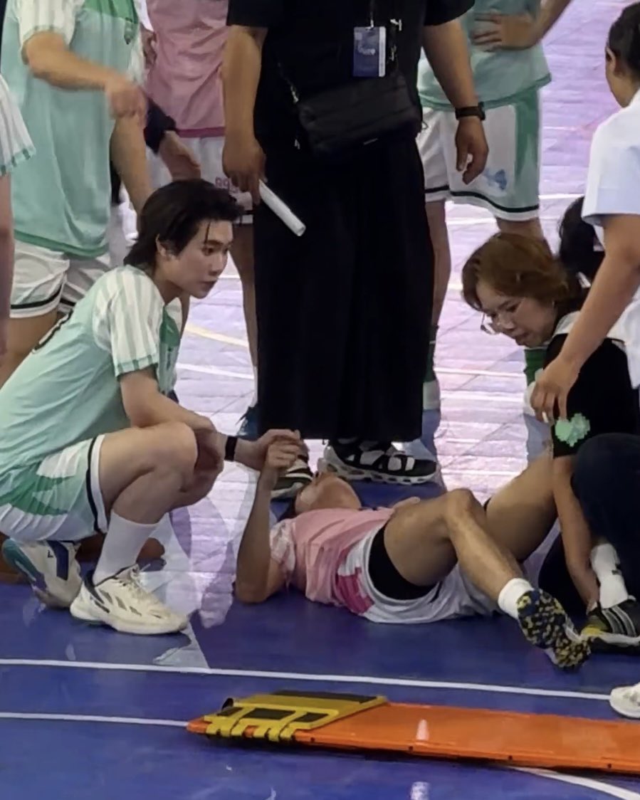 boyslovehub's tweet photo. Tutor has torn a ligament in his knee and will require surgery. #GetwellsoonTutorKrp

The actor was injured during a match at DMD Sports Day. Videos show Yim holding his hand by his side the entire time. https://t.co/pGAlFGd0ds