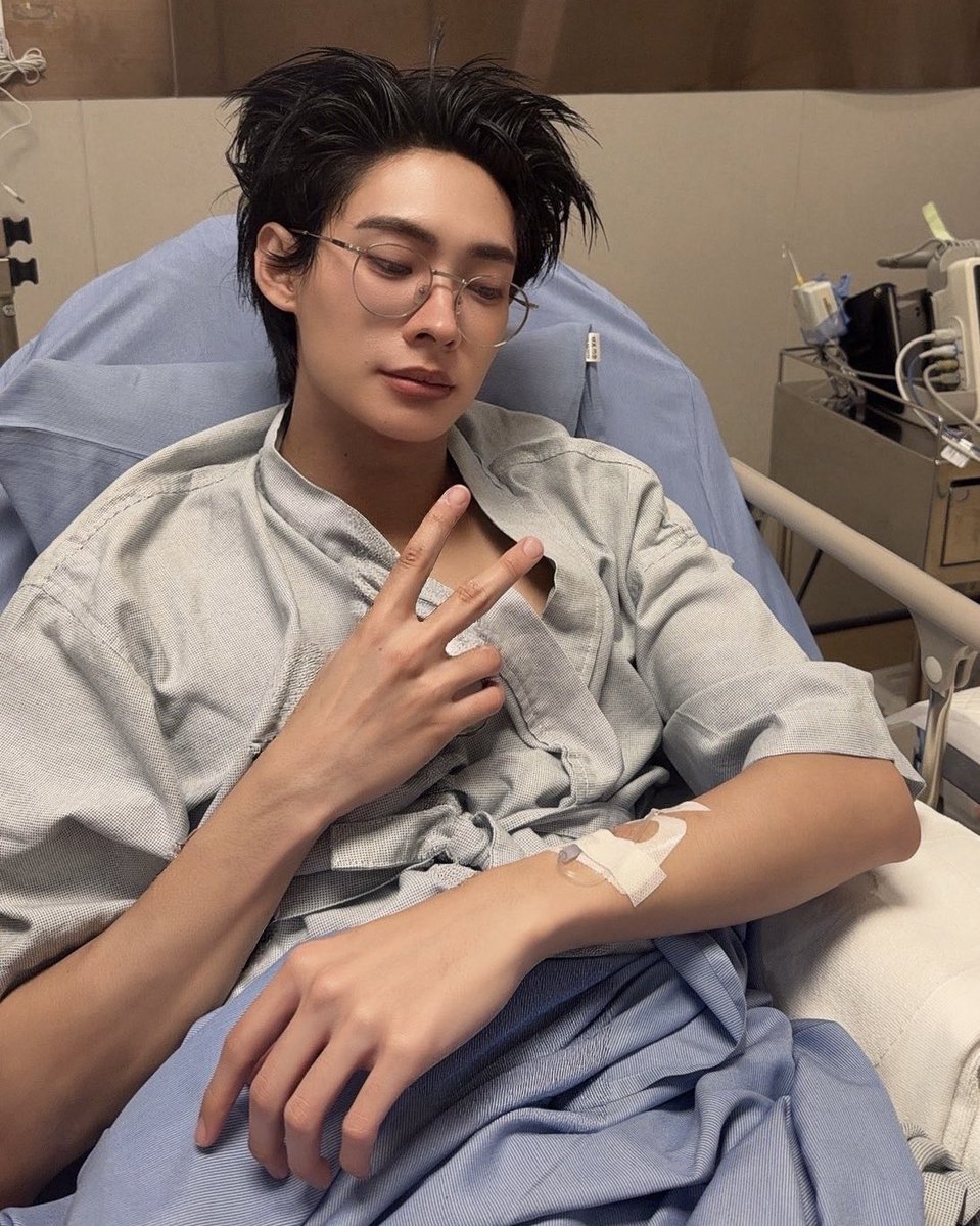 boyslovehub's tweet photo. Tutor has torn a ligament in his knee and will require surgery. #GetwellsoonTutorKrp

The actor was injured during a match at DMD Sports Day. Videos show Yim holding his hand by his side the entire time. https://t.co/pGAlFGd0ds