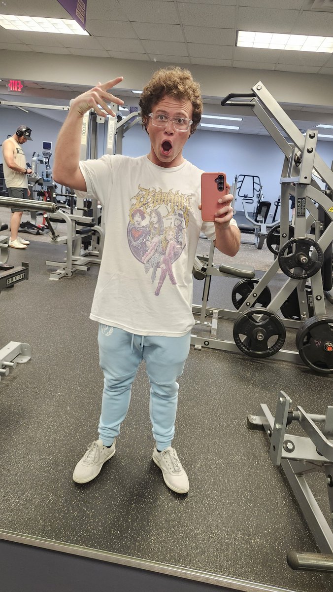 Detective_Piggy's tweet photo. New shirt looks fantastic! I'm here at the gym later than usual. 😂 It's busy at 8AM on a Sunday 💪
#花冷え。
#HANABIE.
#HotTopic https://t.co/iLZgRrdl4H