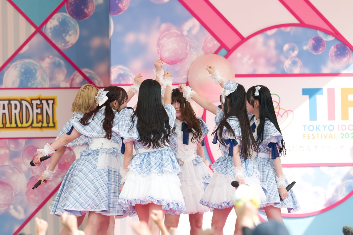 tokyoidolnet's tweet photo. 2日目SMILE GARDENのハルニシオン！暑さがピークになる中、大勢のファンと一緒に最高のパフォーマンスをしていました！メンバーもとても楽しそうな表情だったのが印象的でした。

#TIF2026 https://t.co/aqVrIwZFsW