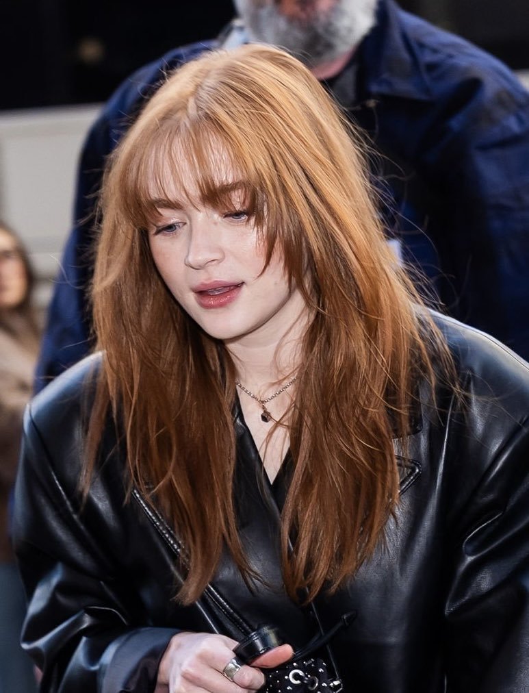 amyyyyy_18's tweet photo. i love her bangs sm https://t.co/CyyL7HCYCC