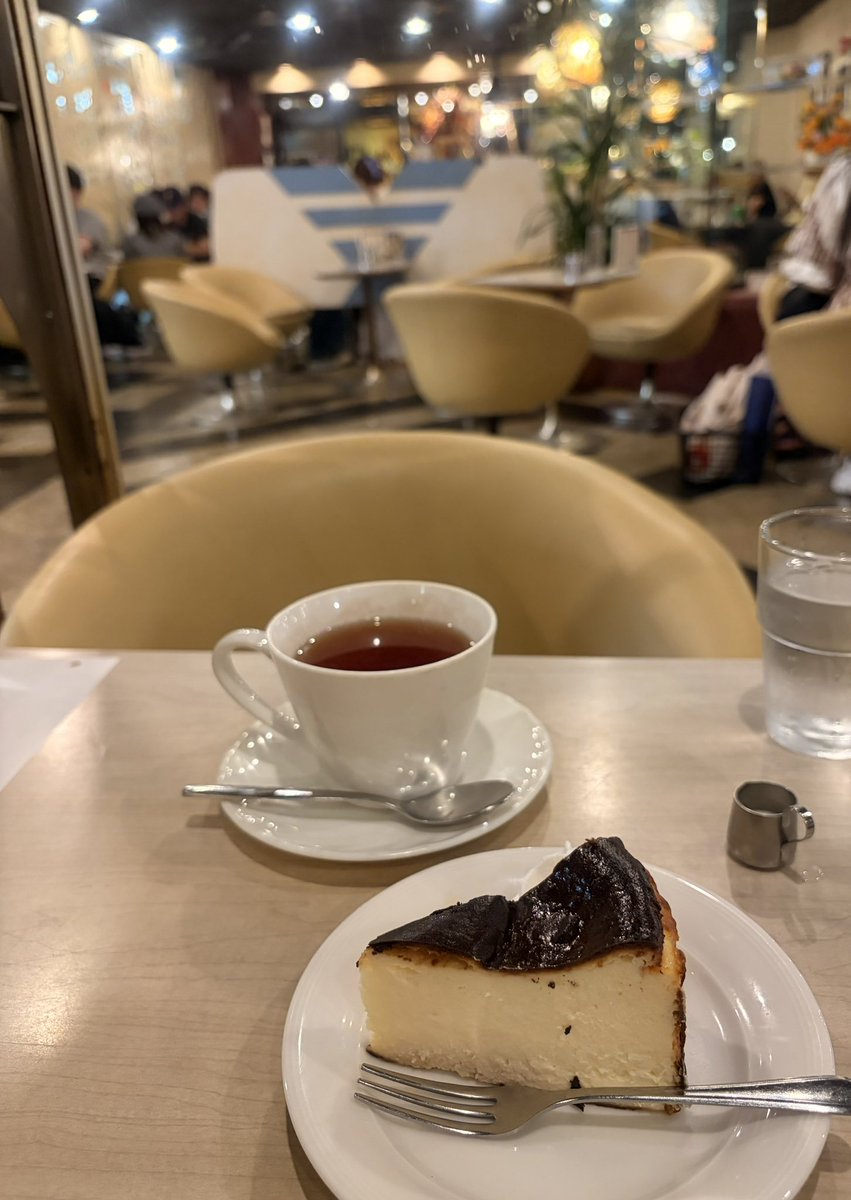 china_alfafa's tweet photo. 大阪　喫茶マヅラ
足を踏み入れたら思わず声が漏れてしまう華やかさと懐かしさ。
宇宙船をイメージしているそう
そしてこちらもお安い！チーズケーキのセットで600円て。時代だけでなくお値段までタイムスリップしているかのよう。分煙ありがたい。
次はサンドイッチ！
#ちな喫茶
#純喫茶コレクション https://t.co/3DujRykxCb