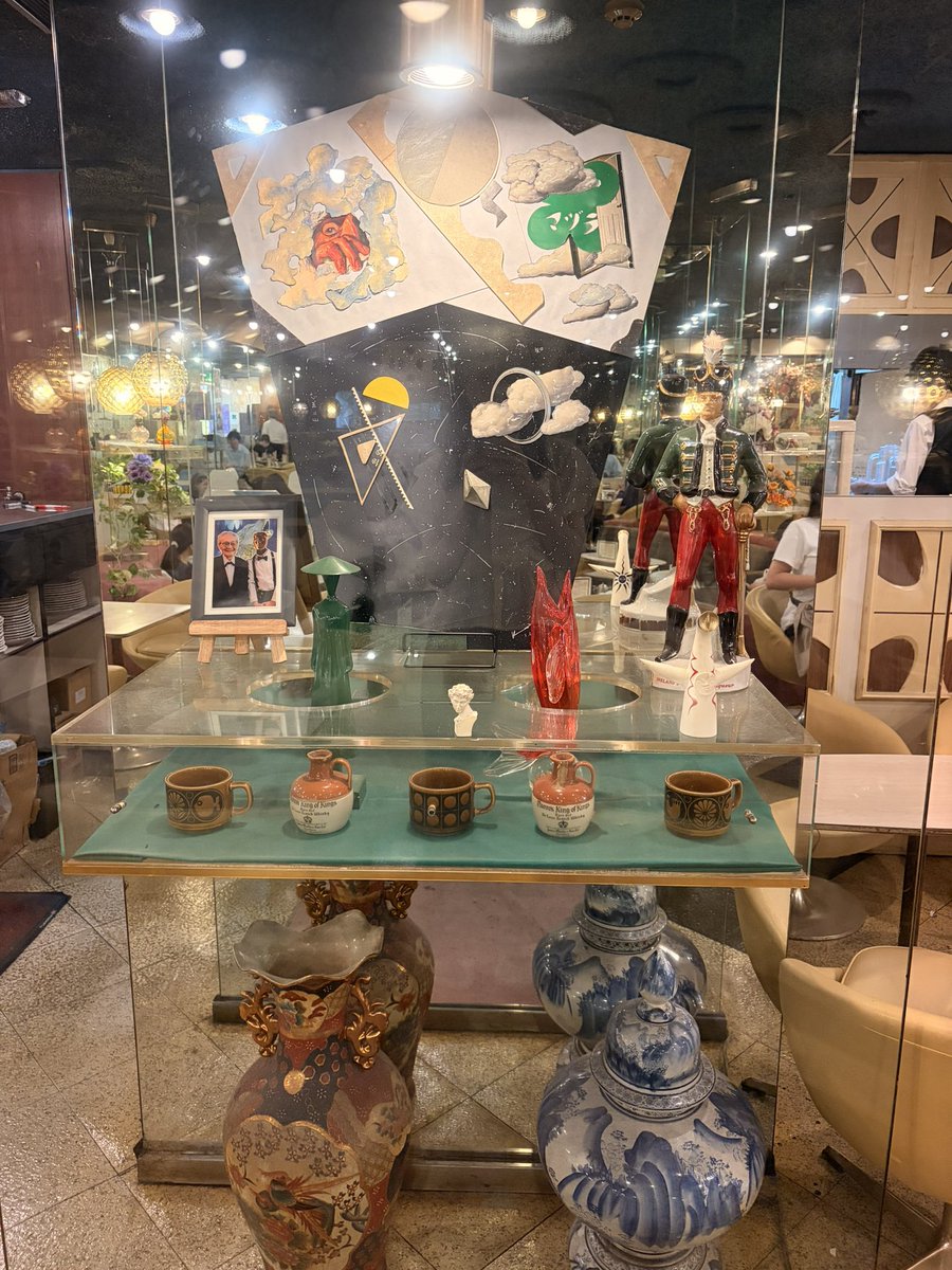 china_alfafa's tweet photo. 大阪　喫茶マヅラ
足を踏み入れたら思わず声が漏れてしまう華やかさと懐かしさ。
宇宙船をイメージしているそう
そしてこちらもお安い！チーズケーキのセットで600円て。時代だけでなくお値段までタイムスリップしているかのよう。分煙ありがたい。
次はサンドイッチ！
#ちな喫茶
#純喫茶コレクション https://t.co/3DujRykxCb