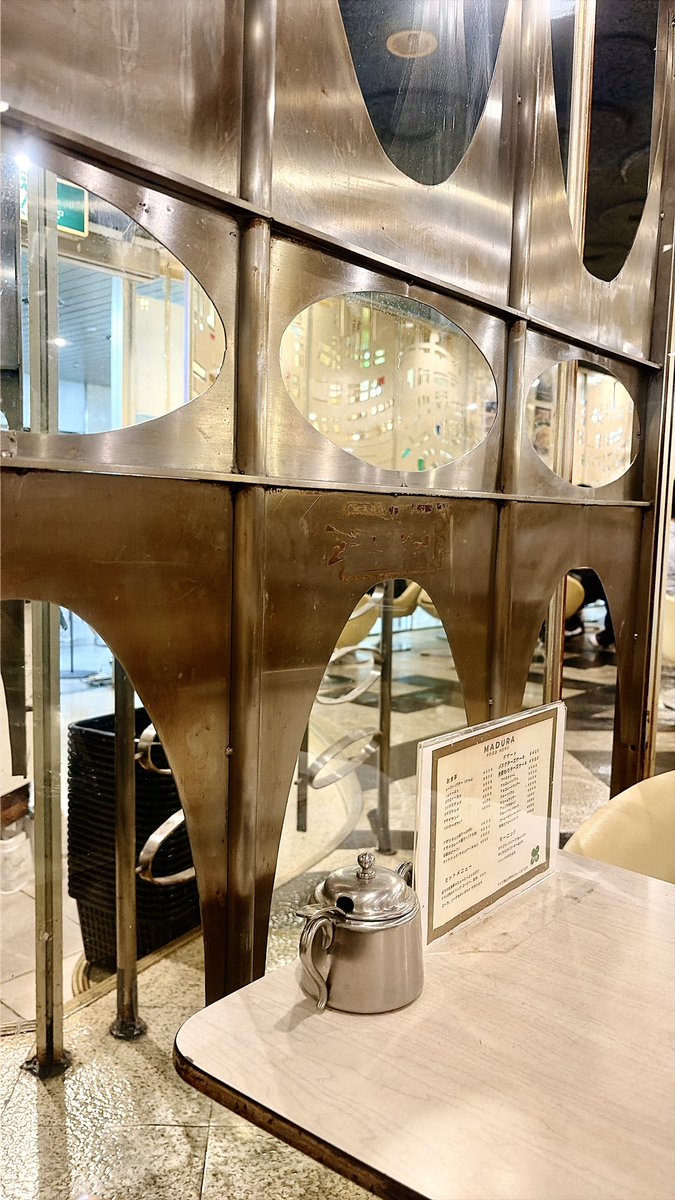 china_alfafa's tweet photo. 大阪　喫茶マヅラ
足を踏み入れたら思わず声が漏れてしまう華やかさと懐かしさ。
宇宙船をイメージしているそう
そしてこちらもお安い！チーズケーキのセットで600円て。時代だけでなくお値段までタイムスリップしているかのよう。分煙ありがたい。
次はサンドイッチ！
#ちな喫茶
#純喫茶コレクション https://t.co/3DujRykxCb