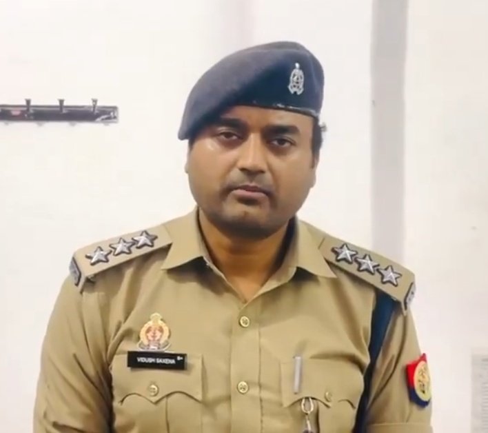 SurajKrBauddh's tweet photo. दलित बच्ची के साथ गैंगरेप।

यूपी के शाहजहांपुर में एक नाबालिक बच्ची स्कूल के मैदान में खेल रही थी। गांव के पांच लड़कों ने उसे घेर लिया और उसे खेत में ले जाकर उसके साथ गैंगरेप किया।

यहां ध्यान देने वाली बात है कि पांचों आरोपी लड़के भी नाबालिक हैं। बचपन से ही इतनी हैवानियत? भयावह! https://t.co/73gkaWVQnR