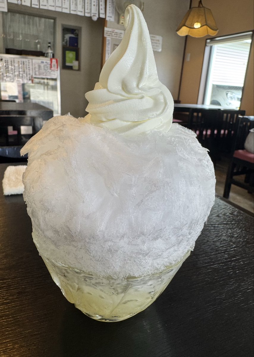 Yui_flower05's tweet photo. 秋田市の広栄堂さんで、念願の生グソ（＝生グレープフルーツかき氷にソフトクリームを乗せたもの）を食べてきました☺️

お味は、生のグレープフルーツ果汁で食べるかき氷、という感じで、さっぱりでとても美味しかったです（ソフトも良いアクセント🍦でした）💓

※写真は、氷少なめ（50円引き）です！ https://t.co/cam63q6uuw