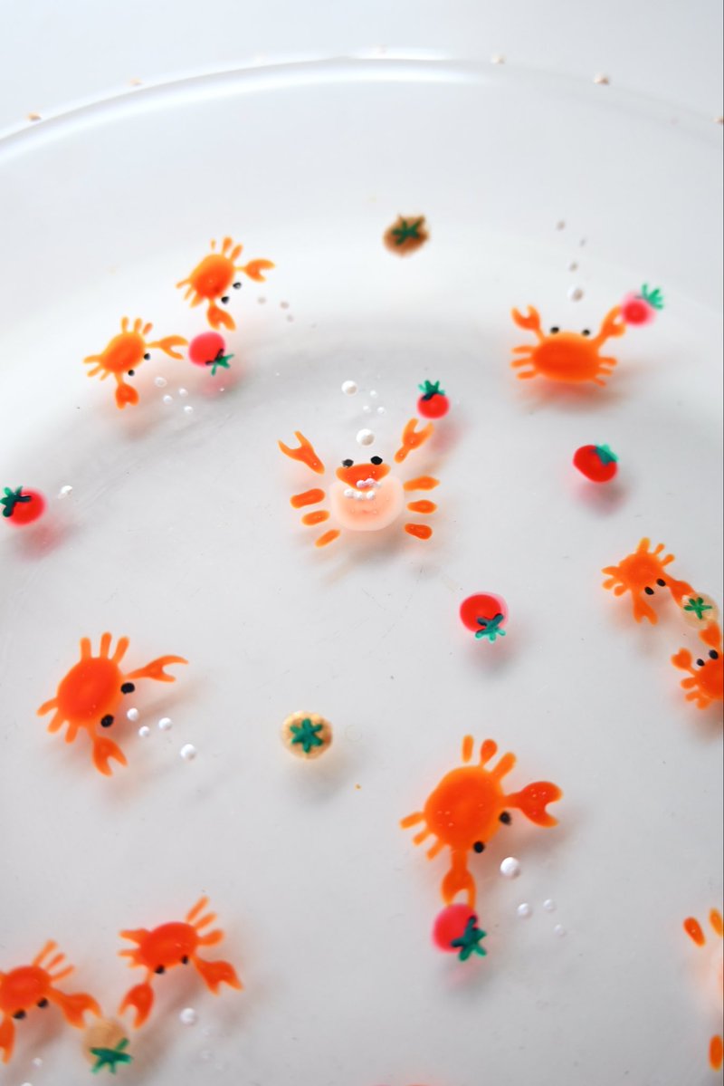 tororogoham's tweet photo. カニちゃんと
ころころトマトのガラス皿🦀🍅🫧

時々ゴールドのトマトも混じってます✨ https://t.co/ffuDgkRknw