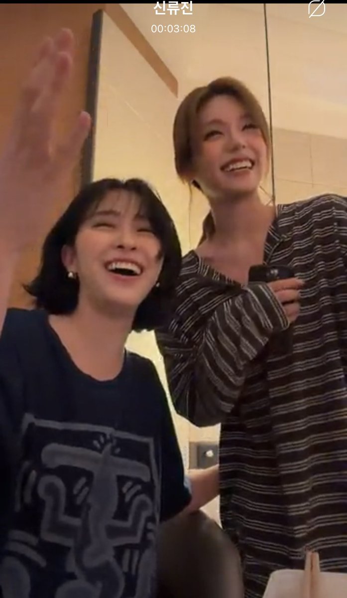 0RJH3's tweet photo. Why  all of them doing a bubble live😭😭😭 https://t.co/dC0D8r3awp