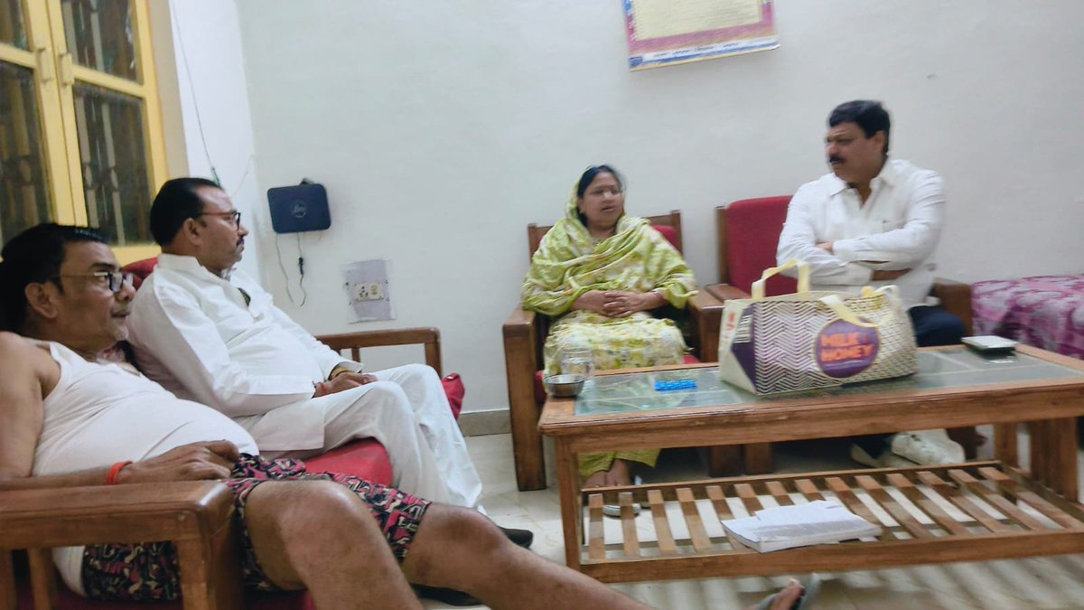 AnilKumarYada_v's tweet photo. विधायक भिनगा आदरणीय इन्द्राणी वर्मा जी की गाड़ी का आज लखनऊ जाते समय नीलगाय से टकराने के कारण दुर्घटनाग्रस्त होने का समाचार प्राप्त हुआ। 
उनके लखनऊ स्थित आवास पर पहुंचकर उनका कुशलक्षेम जाना तथा शीघ्र एवं पूर्ण स्वस्थ होने की कामना की।

अनिल कुमार यादव
जिला उपाध्यक्ष समाजवादी पार्टी बहराइच
288_‌विधानसभा_क्षेत्र_कैसरगंज