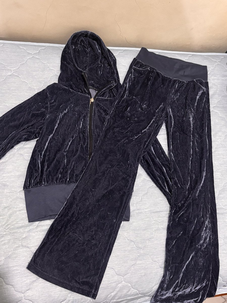 marlboryul's tweet photo. wts

set dark navy tracksuit cutbray velvet velour bludru

ld 100-110
lp 70-100

210k bisa 🍊 https://t.co/GK7Kq42DNi