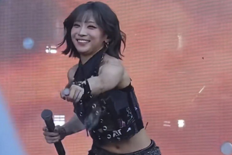 mainichicariage's tweet photo. 地元でこんなに楽しそうに、嬉しそうに歌い踊るおｼﾞｽが大量に流れてきてほんま涙止まりません
#지수좋아해요 https://t.co/FdVUyBy2Ut
