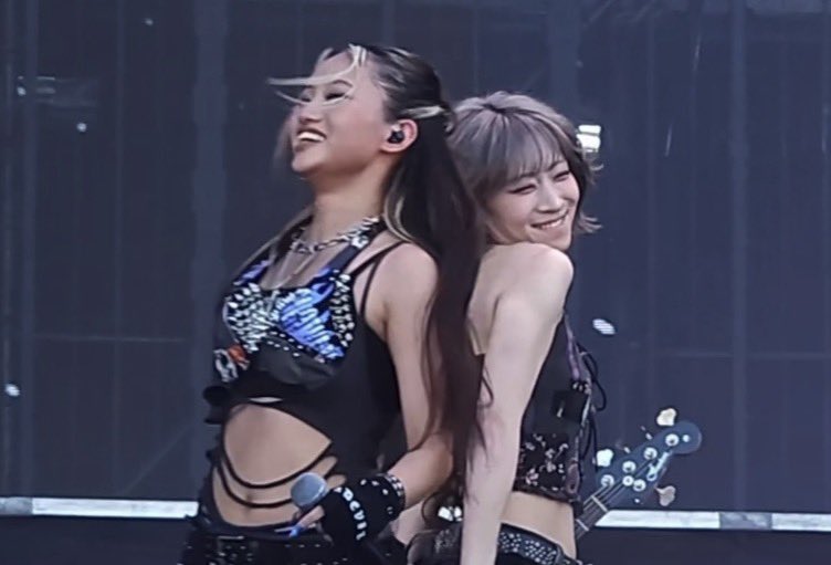 mainichicariage's tweet photo. 地元でこんなに楽しそうに、嬉しそうに歌い踊るおｼﾞｽが大量に流れてきてほんま涙止まりません
#지수좋아해요 https://t.co/FdVUyBy2Ut