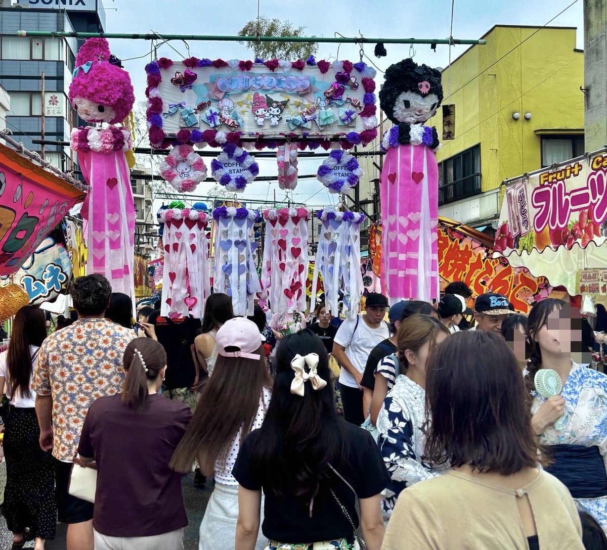 GonAnri's tweet photo. まちづくり仮説
−−「いつもの延長」も意外と大切

有名な狭山市の七夕まつりに行ってきた。
よさこいや神輿など、役割を担う若者が目立つお祭りも多いが、このお祭りでは、「来場者として純粋にお祭りを楽しんでいる」若い世代の姿も多い気がした。

聞こえてくる会話も、あまり「お祭り」していない。

「ちょーテンション上がる」
「帰りにガチャ回してこ」
「あの子来てる��だ。話しかけてみる？」
「このあと宿題。まじへこむ」
「あ、あれ推し推し」
「筋トレしすぎで筋肉痛」

完全に、いつもの会話。
飾りにも地元の中学校や高校の名前が並ぶ。

もちろん内実は分からず、あくまで外から見た印象にすぎないが、このお祭りには「地域の文化祭」のような雰囲気があった。

まちづくりでは、何か重要な役割を担うことに目が向きがちである。それは大切。
他方で、若い世代が「いつもの延長」で自然と集まってくる場があることも、地域の力を支える一つの条件なのかもしれない。