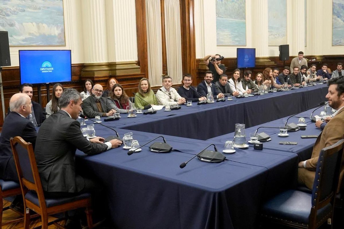 PrivilegioCero's tweet photo. EL MUNDO QUIERE COPIAR EL MODELO ARGENTINO 🇦🇷🇧🇷

40 empresarios brasileños llegaron al Congreso, recibidos por @MenemMartin y @Fargosi, para entender la transformación de @JMilei. El reconocido economista @AEtchebarne los acompañó en la jornada. La libertad se expande. https://t.co/9epMnpUJP3