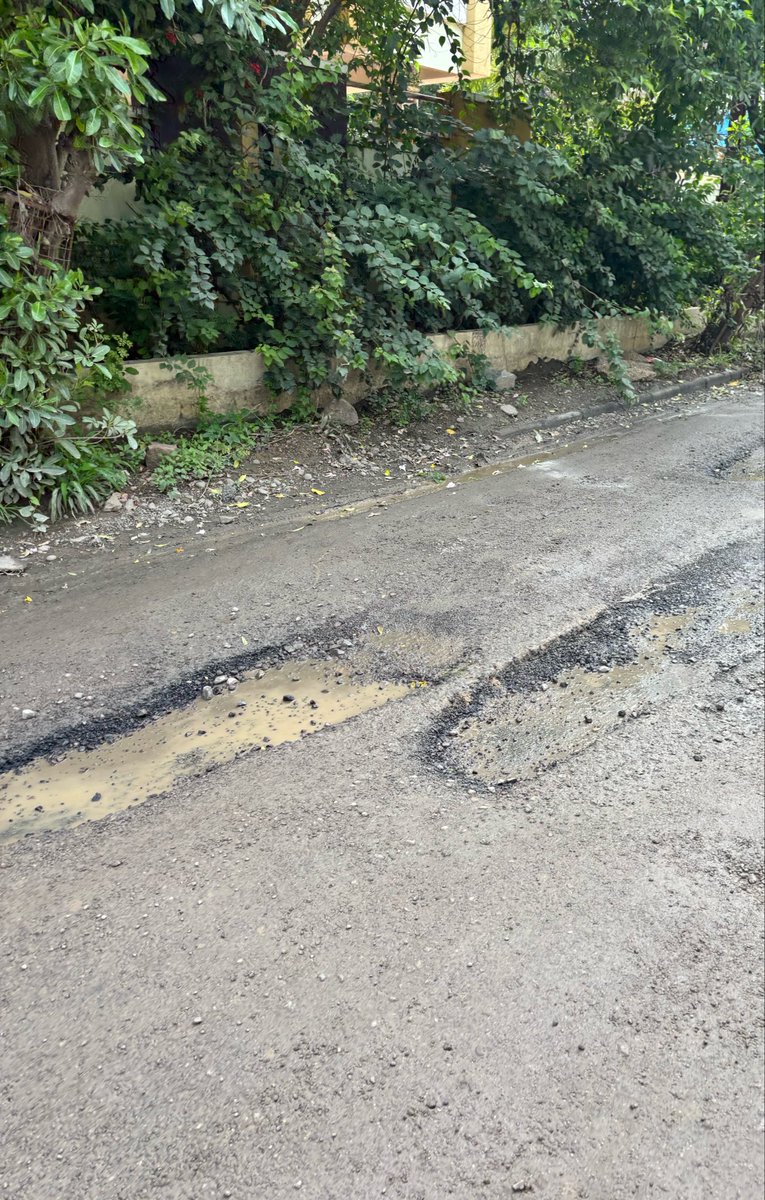 Devanshee06's tweet photo. A road constructed just 1 month ago is already full of potholes after recent rains. This is a safety hazard and a waste of taxpayers’ money. Please inspect and take action. @GHMCOnline @CommissionrGHMC 

📍KSR Enclave, Aparna Hillpark Rd, Chanda Nagar, Hyderabad.
#RoadSafety https://t.co/1gTANLTkw7