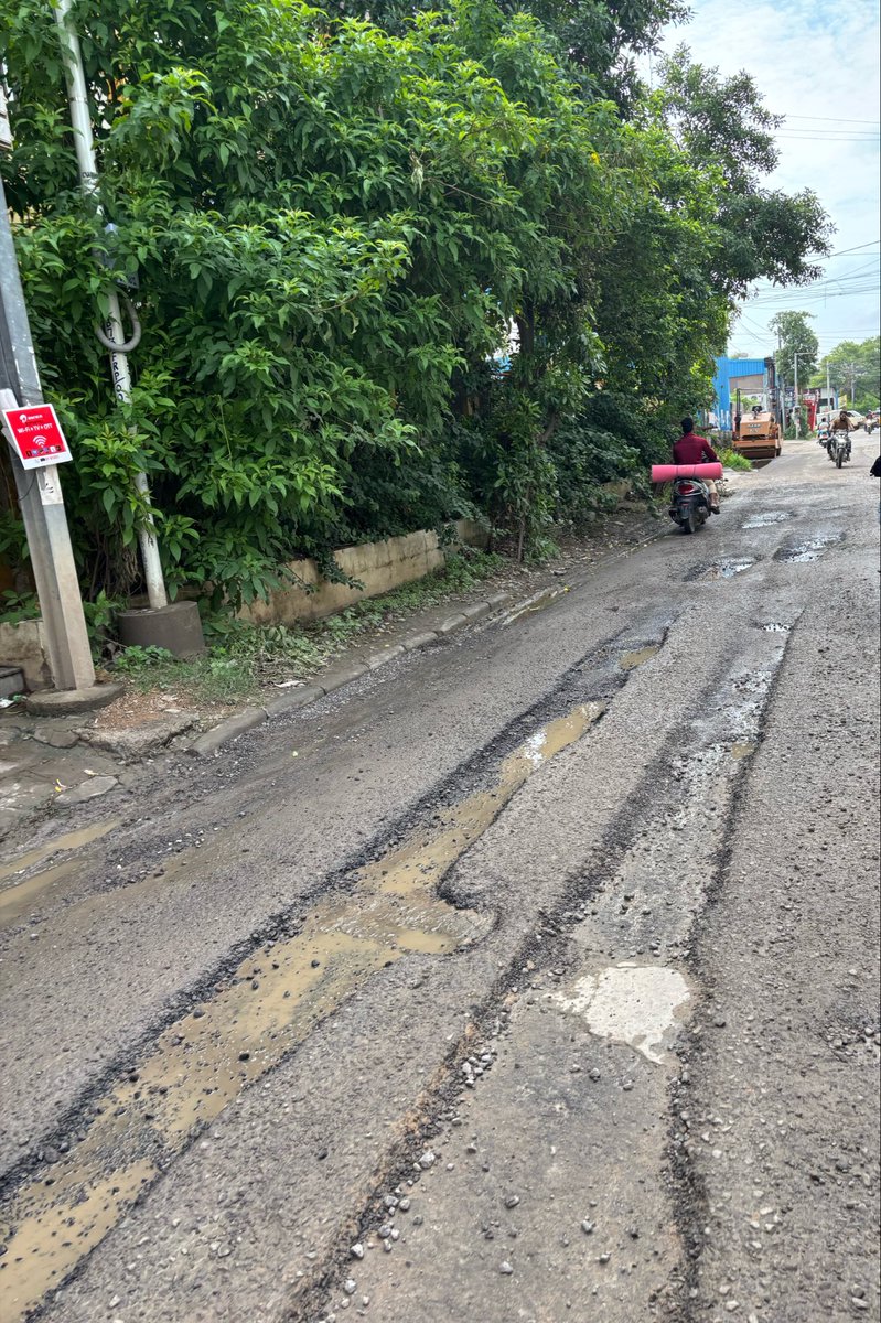 Devanshee06's tweet photo. A road constructed just 1 month ago is already full of potholes after recent rains. This is a safety hazard and a waste of taxpayers’ money. Please inspect and take action. @GHMCOnline @CommissionrGHMC 

📍KSR Enclave, Aparna Hillpark Rd, Chanda Nagar, Hyderabad.
#RoadSafety https://t.co/1gTANLTkw7