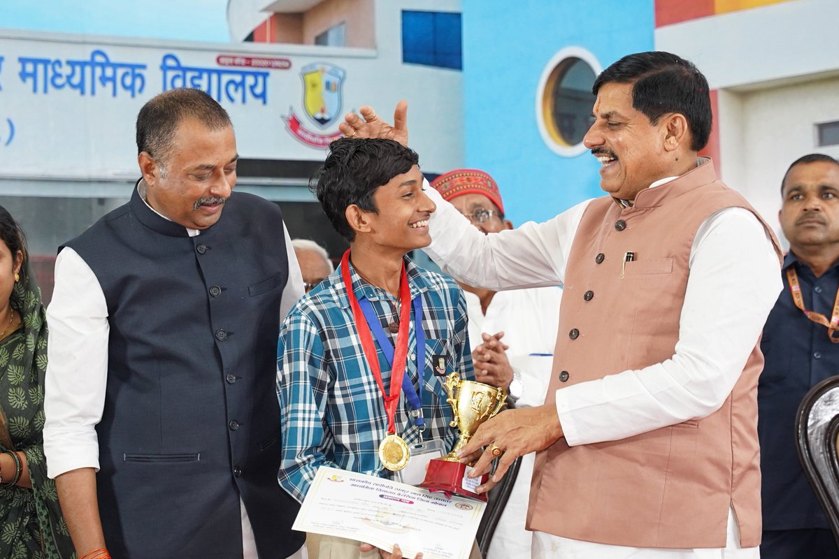 DrMohanYadav51's tweet photo. आज भोपाल के बैरसिया में ₹50.74 करोड़ की लागत से 35 एकड़ में बने शासकीय सांदीपनि ठाकुर लाल सिंह उच्चतर माध्यमिक विद्यालय के नवीन भवन का लोकार्पण किया। कार्यक्रम में मेधावी विद्यार्थियों को सम्मानित कर उन्हें उज्ज्वल भविष्य के लिए शुभकामनाएं भी दीं। 

भारत की गौरवशाली गुरुकुल परंपरा से प्रेरित सांदीपनि विद्यालय विद्यार्थियों को गुणवत्तापूर्ण शिक्षा, संस्कार और आधुनिक ज्ञान से समृद्ध कर रहे हैं। 

आदरणीय प्रधानमंत्री श्री @narendramodi जी के मार्गदर्शन में मध्यप्रदेश ऐसे युवाओं का निर्माण कर रहा है, जो नौकरी पाने वाले ही नहीं, बल्कि रोजगार देने वाले भी बनें।
