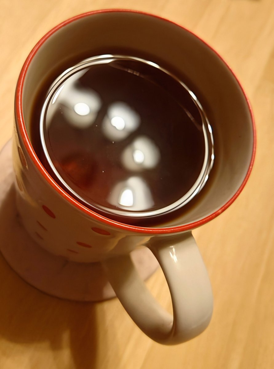 koalanP's tweet photo. こんな時間に急に紅茶が飲みたくなって。酔い醒ましのマロンティー。今回はダージリンさん@cha_darjeeling のティーバッグで。マグカップに小皿で蓋をした簡易的な入れ方だけれど、予めカップを温めて湯の温度を守れば、とっても美味しい紅茶の出来上がり。手軽に幸せ気分。 https://t.co/Fd4HXAyHKN