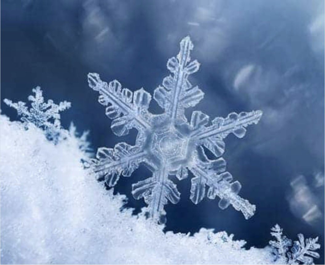 guenther37's tweet photo. Job37 #rpsp La juventud siempre tiene mucho que decir y cree entender los pormenores d la vida. Describiendo la majestad de Dios mediante fenómenos naturales (truenos, hielo, nieve, viento) como evidencias irrefutables de la soberanía divina y la limitación cognitiva humana y tu? https://t.co/8chXevcP3E