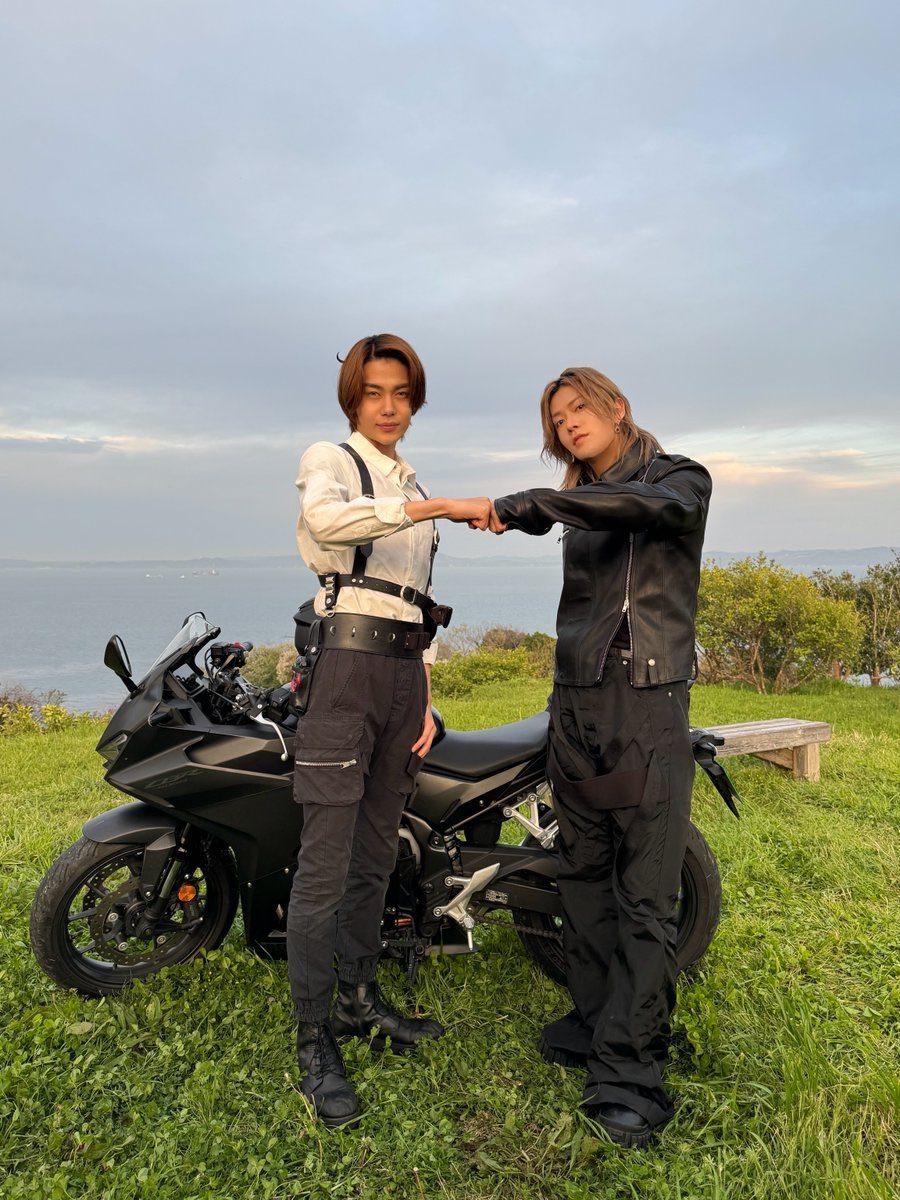 shimajirobon3's tweet photo. 劇場版の謎のバイカーさん、あまりにもレジェンド級の存在感で、これで変身しないのは非常に勿体ない…というお言葉なんですよ……
仮面ライダーマイスの監督様…
ワンチャン、YUTA、いや…中本悠太の仮面ライダーマイスでの出演はいかがでしょうか…😭🙏

＃仮面ライダーゼッツ
＃仮面ライダーマイス https://t.co/EiMtQ9z2u0