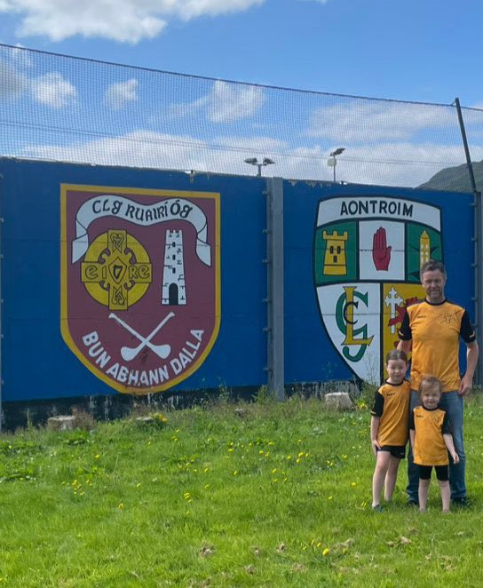 crossrangers's tweet photo. ⚫️🟠⭐️The Daly's proudly wearing their Wee James jerseys in Cushendall.
#weejames #crossrangers #ruairiógclg https://t.co/g4z1Xd9VCN