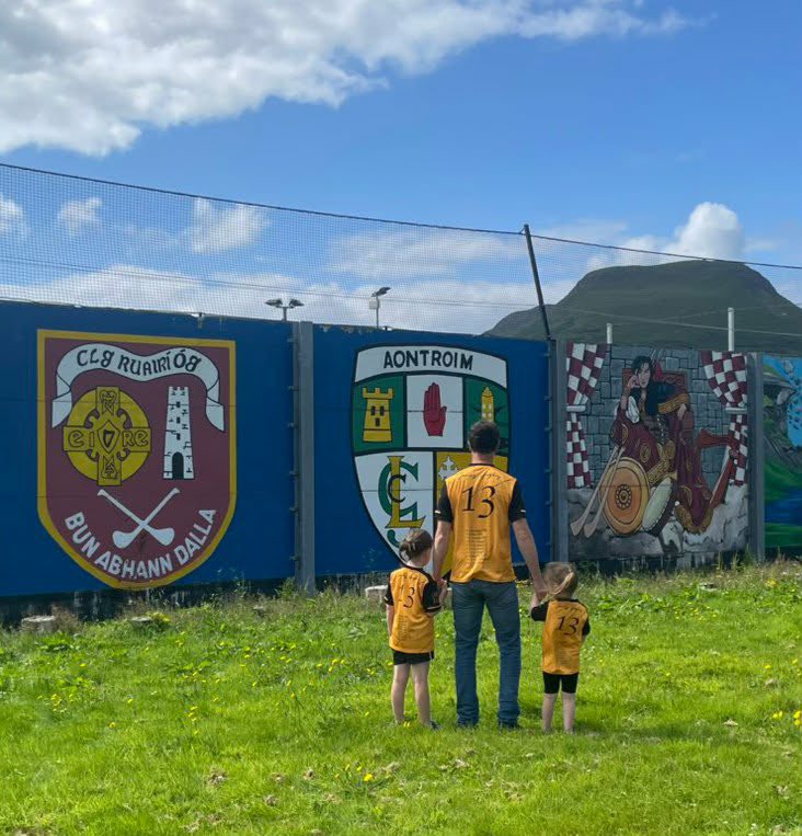 crossrangers's tweet photo. ⚫️🟠⭐️The Daly's proudly wearing their Wee James jerseys in Cushendall.
#weejames #crossrangers #ruairiógclg https://t.co/g4z1Xd9VCN