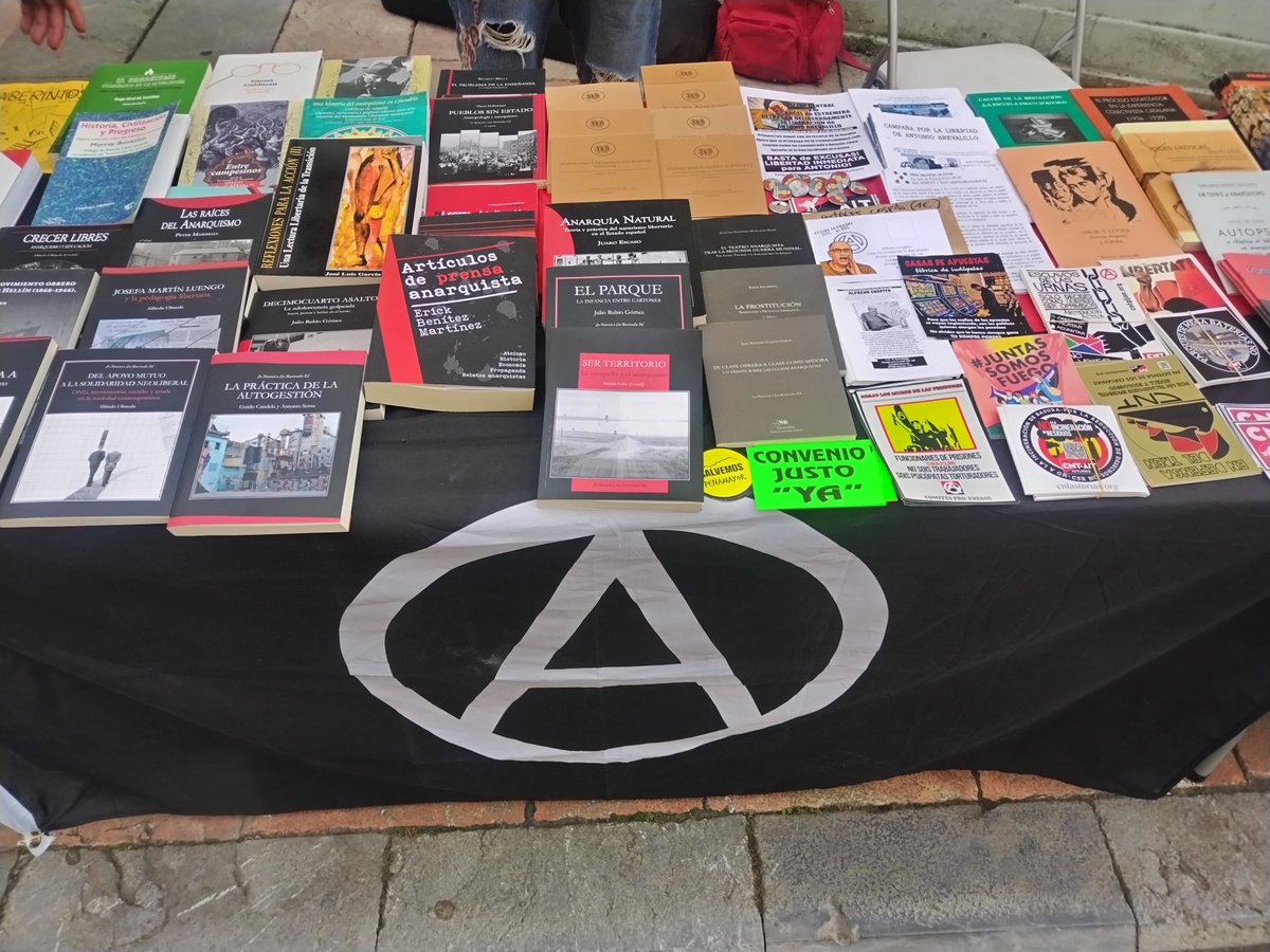 AitGijon's tweet photo. La Confederación Anarcosindicalista AIT de Asturies continúa de propaganda y promoción de cultura anarquista 

Hoy estamos en el Mercau de Grau . 

El objetivo es mover nuestro fondo de distribución, así como la cartelería, pegatinas, insiginias y chapas y folletos e información sobre el sindicato.

Además CA-AIT pretende así ofrecer su apoyo a los trabajadores y trabajadoras asturianas  que necesiten un sindicato de clase, sin subvenciones ni liberados, que promueva la acción ditecta, la solidaridad obrera y el apoyo mutuo. 

Esta actividad, que nos vincula a las giras propagandísticas de primerso delsiglo XX que llevaban a cabo los anarquistas y sindicalistas revolucionarios por toda la península ibérica para dar a conocer las nuevas ideas de emancipación social. 

La experiencia de las otras localidades visitadas fue muy satisfactoria, con la distribución de numerosos libros y el contacto con vecinos y vecinas que se acercaron al puesto interesadas por conocer nuestro sindicato y nuestros métodos de acción sindical y de lucha contra el capital y el estado.. 

#Anarcosindicalismo 
#Sindicato #Sindicatu 
#Asturias #Asturies 
#CA #AIT #IWA