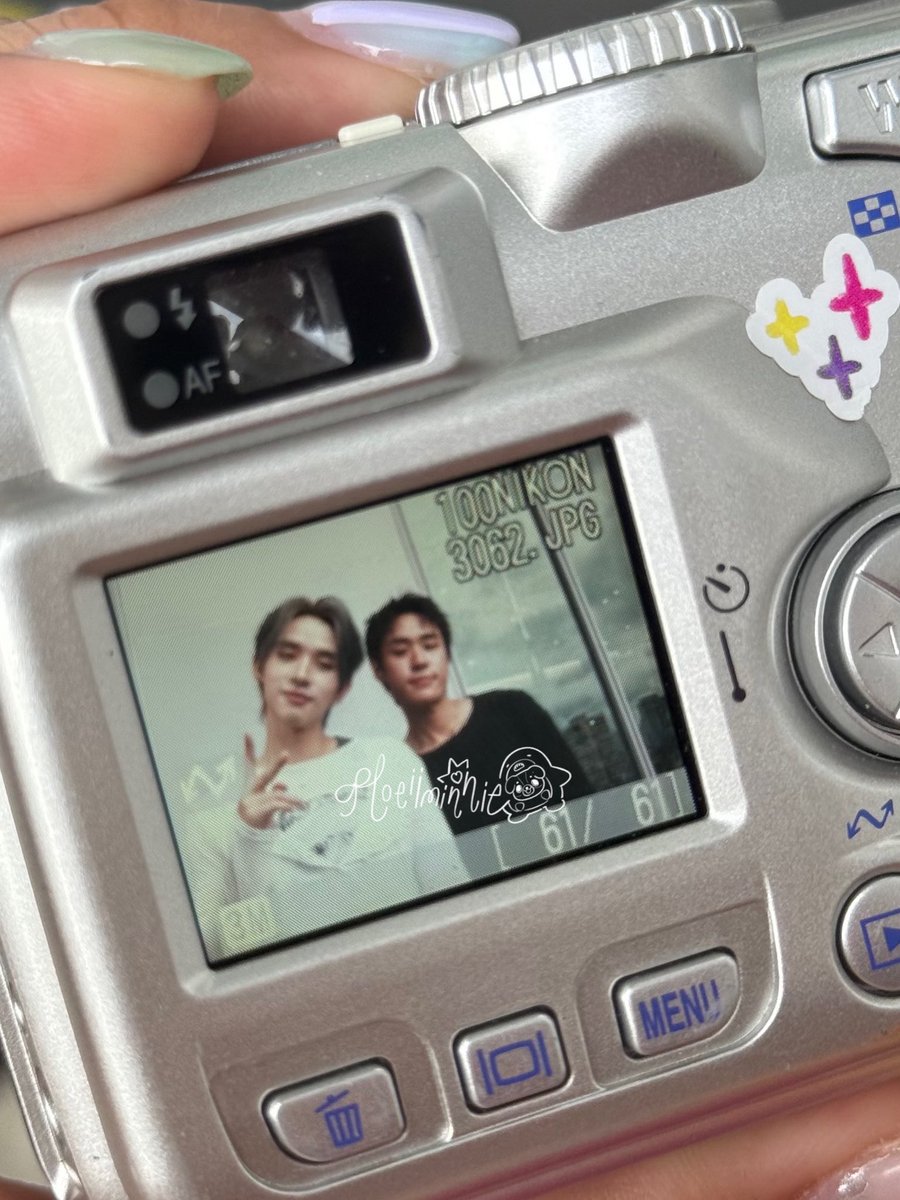 qearpitahc's tweet photo. ชอบนัทฮงรูปนี้มาก mood ดีจริง ๆ 2027 ยืนกลางเล่นเรื่องตลับนี้ของเธอได้ไหมนะ 🥺🤍 (@พี่ถา) https://t.co/sl250ubm6G