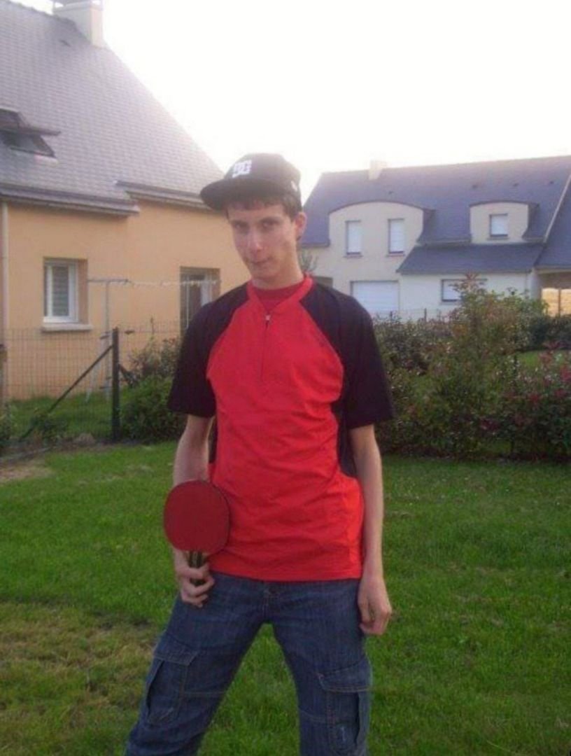 Cultination1's tweet photo. 🇫🇷🚨 Il pensait avoir trouvé l'amour… il est devenu l'esclave d'une famille qui finira par le TUER et le DÉMEMBRER. 

2011. Matthieu Dallibert, un jeune homme de 20 ans souffrant d'un léger handicap mental, tombe amoureux de Laurine Duché. Convaincu d'avoir trouvé une famille aimante, il quitte tout pour s'installer chez elle. Il ignore alors qu'il vient de tomber dans le piège d'un véritable clan dirigé par une matriarche redoutée : Isabelle Duché.

Très vite, son quotidien vire au CAUCHEMAR. Matthieu est privé de liberté, dépouillé de son argent et de ses aides sociales, contraint d'effectuer les pires corvées et dort à même le sol. Pendant près de 6 ans, il subit humiliations, VIOLENCES et emprise psychologique. Lorsque les autorités commencent à s'intéresser aux nombreuses escroqueries de la famille, Matthieu devient un témoin gênant.

Le 13 septembre 2017, Isabelle Duché aurait ordonné son élimination. Emmené dans un hangar, Matthieu est ASSASSINÉE. Son corps est ensuite DÉMENBRÉ puis brûlé afin de faire disparaître toute trace. À ce jour, sa dépouille n'a jamais été retrouvée, privant ses proches d'une sépulture.

Après deux procès, Isabelle Duché et son fils Nicolas Duché sont condamnés à la réclusion criminelle à perpétuité. Damien Aristide écope de 30 ans de réclusion criminelle, tandis qu'Alice Lemoine est condamnée pour recel de cadavre. Une affaire qui demeure l'une des plus terribles histoires d'emprise familiale en France.
(Radio France)