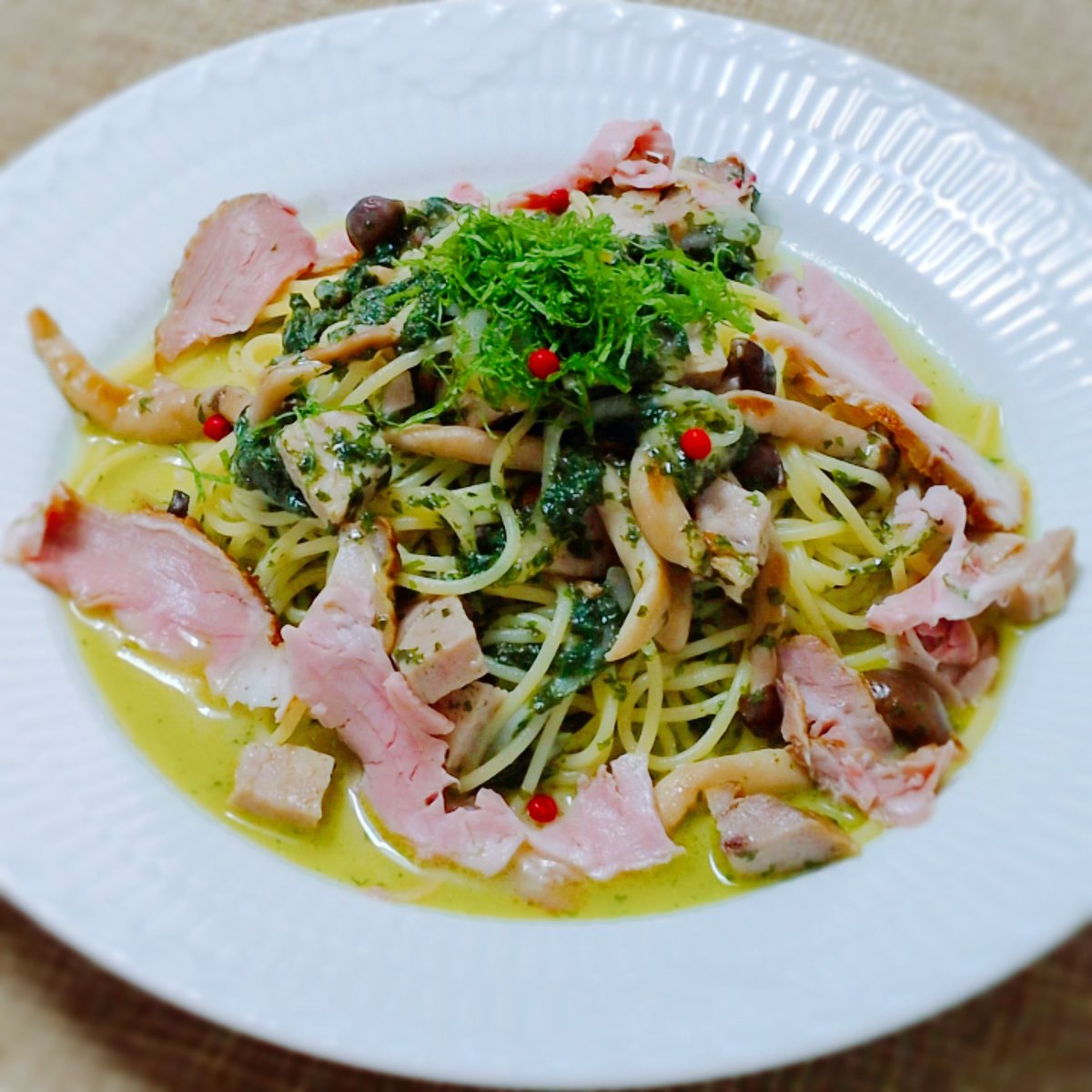 hashi_sh's tweet photo. Spaghetti w/Shiso Oil.
休日のブランチ♪
ダンスのお友達から頂いた青じそをオリーブオイルと一緒にペーストにしたのですが、これが何にでも合う!
今回はパスタと合わせてジェノベーゼ風に^^v
トーストや冷奴としそオイルも美味し!
#おうちごはん #Shiso #JapaneseBasil https://t.co/INf5zaEF9t