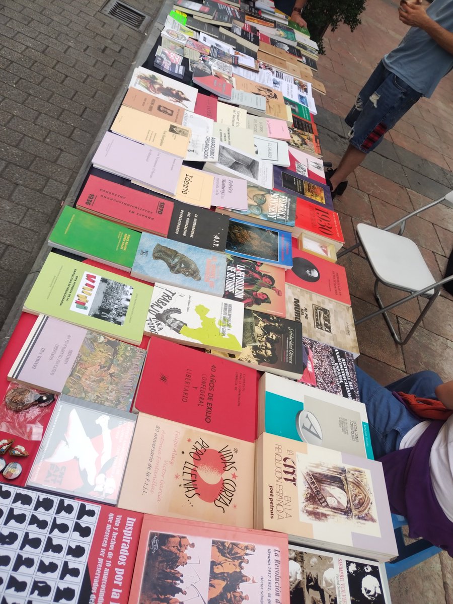 AitGijon's tweet photo. La Confederación Anarcosindicalista AIT de Asturies continúa de propaganda y promoción de cultura anarquista 

Hoy estamos en el Mercau de Grau . 

El objetivo es mover nuestro fondo de distribución, así como la cartelería, pegatinas, insiginias y chapas y folletos e información sobre el sindicato.

Además CA-AIT pretende así ofrecer su apoyo a los trabajadores y trabajadoras asturianas  que necesiten un sindicato de clase, sin subvenciones ni liberados, que promueva la acción ditecta, la solidaridad obrera y el apoyo mutuo. 

Esta actividad, que nos vincula a las giras propagandísticas de primerso delsiglo XX que llevaban a cabo los anarquistas y sindicalistas revolucionarios por toda la península ibérica para dar a conocer las nuevas ideas de emancipación social. 

La experiencia de las otras localidades visitadas fue muy satisfactoria, con la distribución de numerosos libros y el contacto con vecinos y vecinas que se acercaron al puesto interesadas por conocer nuestro sindicato y nuestros métodos de acción sindical y de lucha contra el capital y el estado.. 

#Anarcosindicalismo 
#Sindicato #Sindicatu 
#Asturias #Asturies 
#CA #AIT #IWA