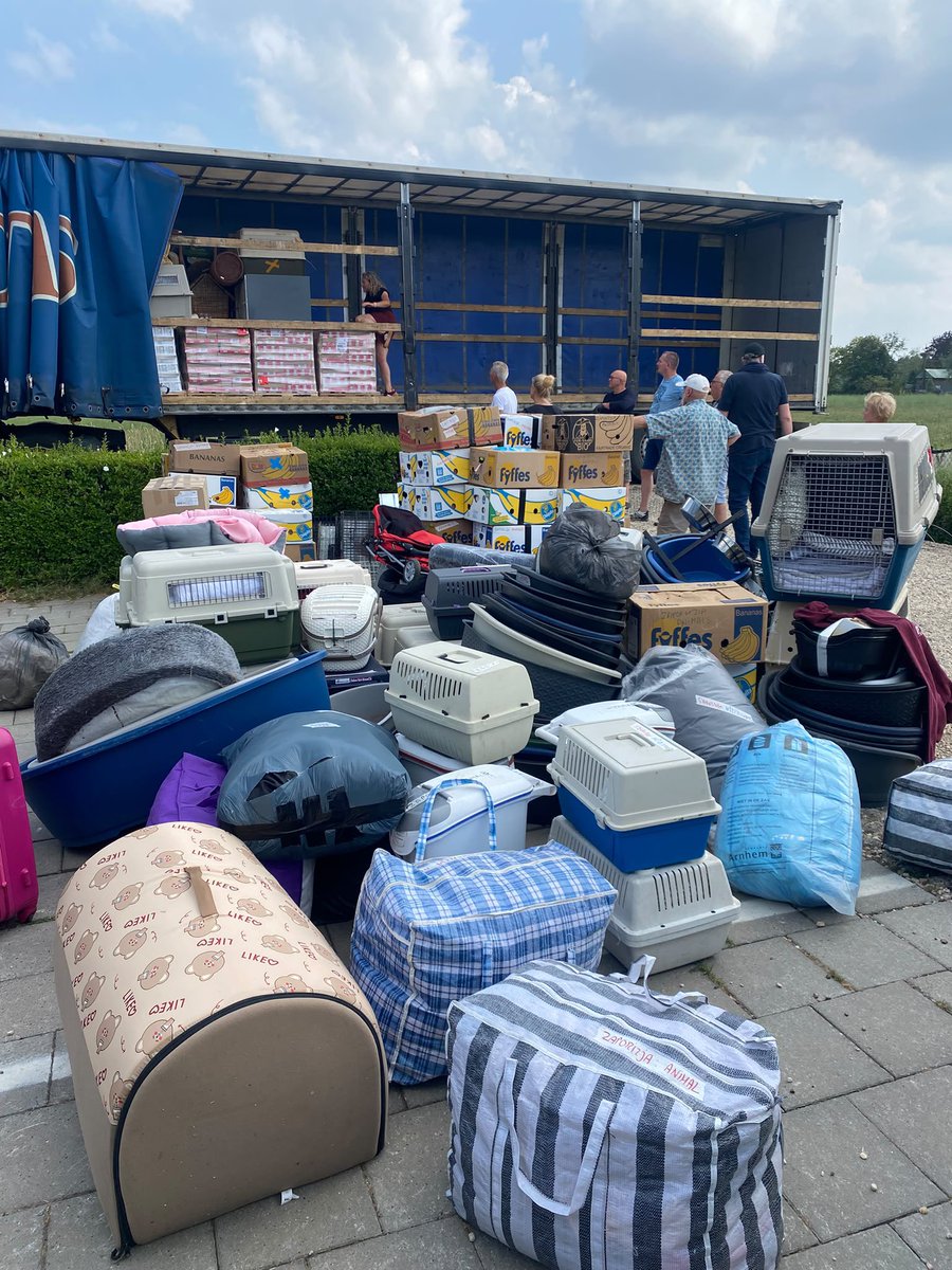 KarenSoeters's tweet photo. En weer een vrachtwagen met noodhulp voor de dieren  op weg naar #Oekraine #HouseofAnimals https://t.co/7kS3iHnDKj