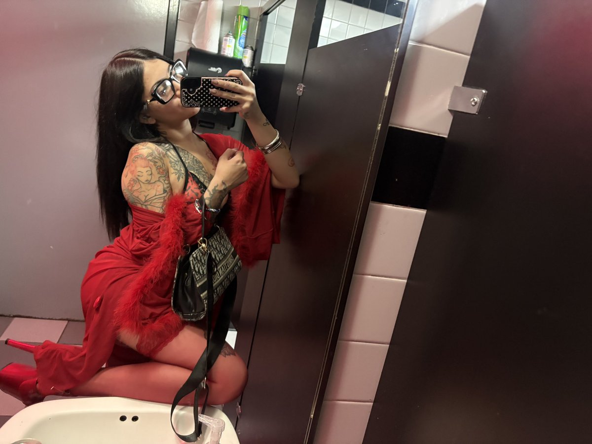 itsnovaluxx's tweet photo. No panties π» #ihateclothes #stripper #nopanties #iluvsluts https://t.co/NkaB9mNswO
