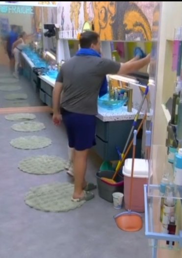 annyz7585's tweet photo. Que Memo es muy mueble porque no ayuda en la casa, cuando es este:

Memo barriendo la cocina, limpiando el baño, cocinando, trapeando la estancia. Y además él fue el que organizo como repartir las labores. Vean el 24/7 y luego hablan.

#LaCasaDeLosFamososMéxico 
#LaCasaDeLosFamososMéxico4
