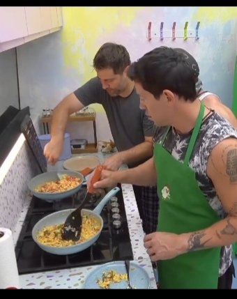 annyz7585's tweet photo. Que Memo es muy mueble porque no ayuda en la casa, cuando es este:

Memo barriendo la cocina, limpiando el baño, cocinando, trapeando la estancia. Y además él fue el que organizo como repartir las labores. Vean el 24/7 y luego hablan.

#LaCasaDeLosFamososMéxico 
#LaCasaDeLosFamososMéxico4