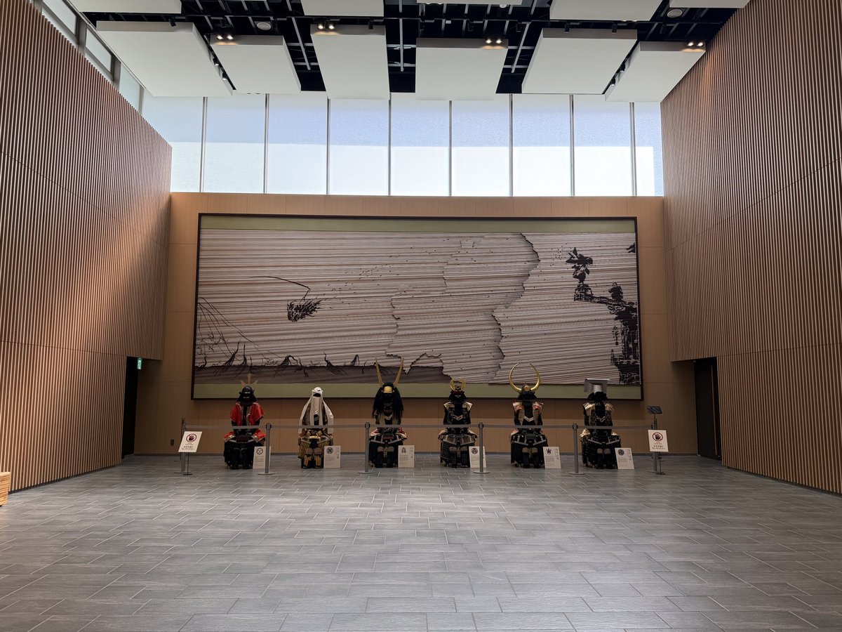 plazagifu's tweet photo. え、チョッキーの家⁉️

予想外過ぎました😂✨

背景にがっつ挾土秀平さんの作品が写っており、岐阜感満載でしたが…あ、てことはオリベ化学さんとの関係が…🤔

あの空間で納豆の匂いがしてたと思うと、感慨深いですw

#VIVANT #VIVANTep12 #岐阜県庁 https://t.co/IxOzI9Aikr