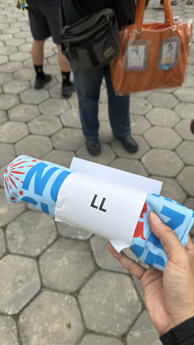 Sato_Kai's tweet photo. 先日市長さんのツイートを見て、
今日はフルーツ祭に来ちゃいました
初めて市長さんと初対面でお喋りとても嬉しいです☺️

地元ライバーさんも数人、
市長さんと会うため来て、
会場が市長さんのファンミになったw

其實很想讓高雄與沼津做物產上的互相交流，這邊我會寫信跟農業局還有市政府建言試試。 https://t.co/1DWUaN3F7L