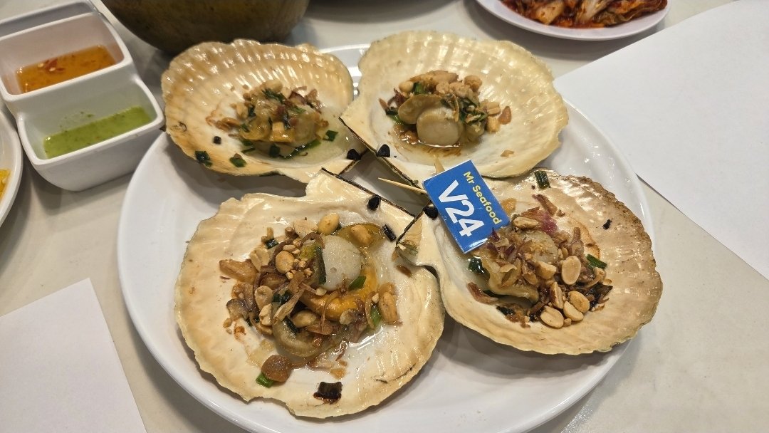 data_study's tweet photo. 📍 미스터씨푸드

이미 한국인들이 엄청 자주 방문하는 맛집!!

사람 진짜 많아서 20분정도 대기하고 들어갔음. 

여기는 랍스타 메뉴시키면 직접 랍스타를 보고 고를 수 있음..신기해 

웬만해서 한국인 입맛에 다 맛있어서 추천!!

그리고 여기서 망고 주는거 있는데 그거 진짜 짱맛있음... 나갈때 너무 맛있었다고했더니 용기에 가득 담겨있는 망고 또 주셨다..

⭐️ 추천메뉴 : 가리비치즈구이, 랍스타치즈구이, 오징어튀김