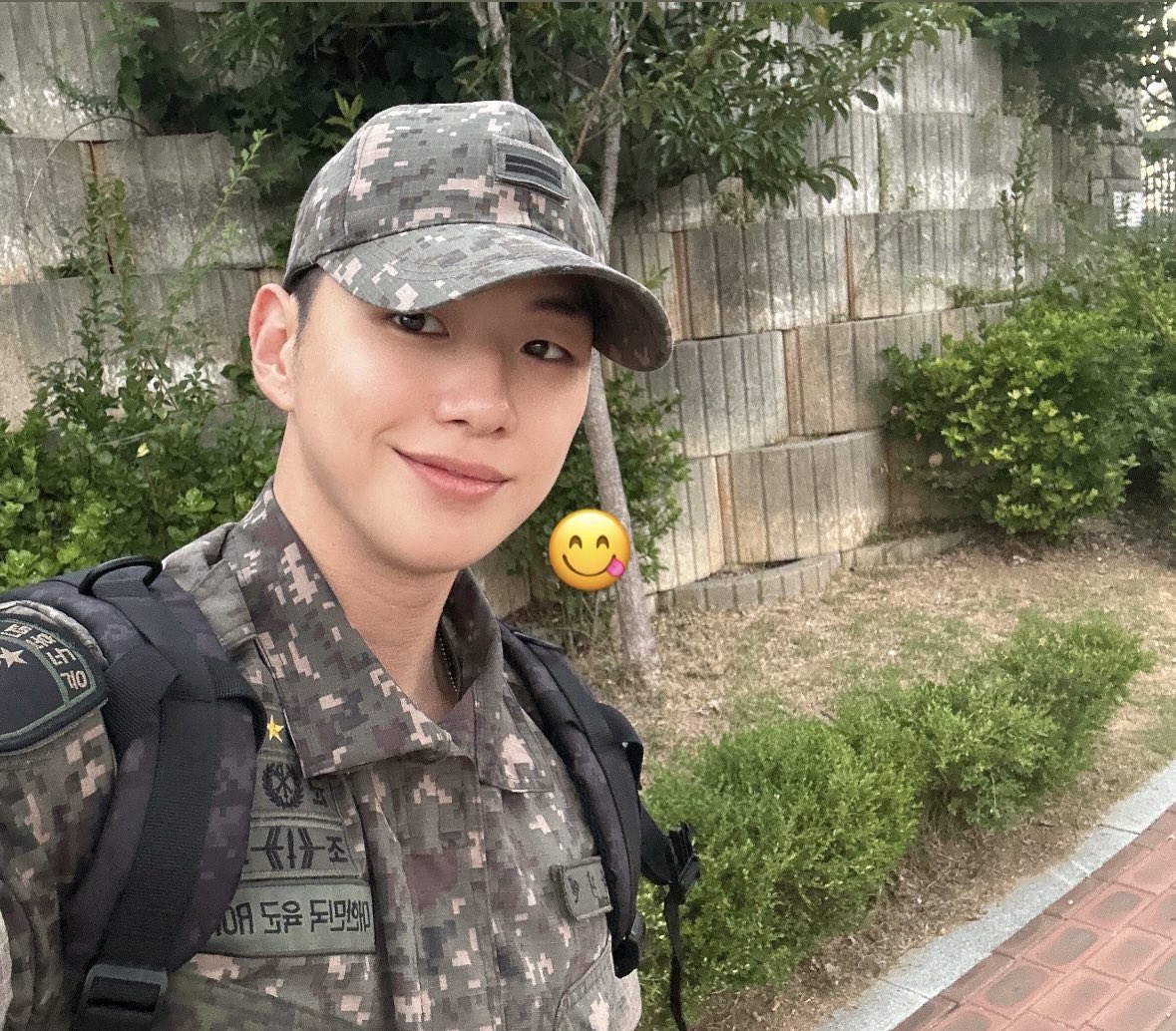 nogging_k_here's tweet photo. 입영심사대 위병소통과하기 직전이잔냐….
복귀전 마지막일과가 여자들에게 셀카보내주기인점 정말 야르함….. https://t.co/xWfB6zcak4
