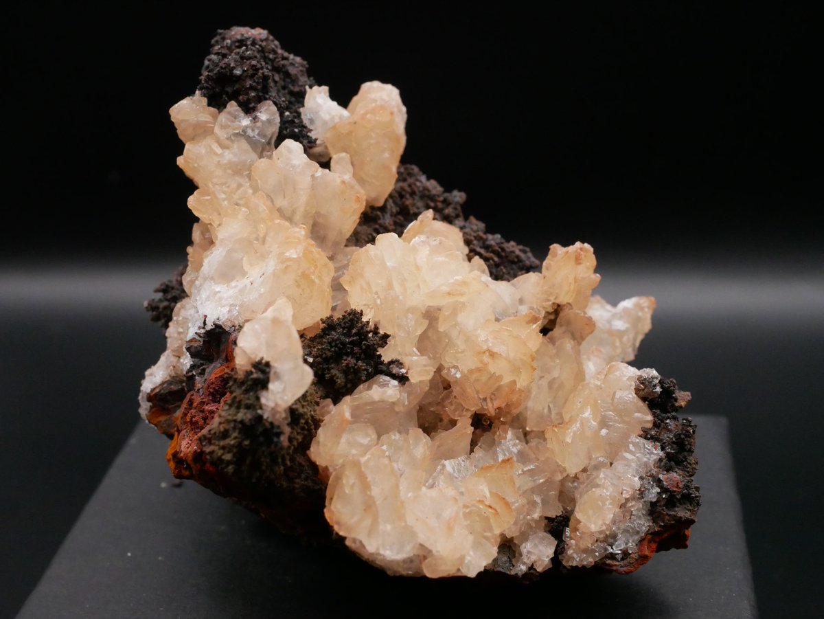 zerouma's tweet photo. つくばミネラルマルシェ、Geo minerals（@Geo_mineralx）さんにて Goethite calcite（ラベルより）。
8cm程とサイズもあり、いい景色です😃😃
#つくばミネラルマルシェ https://t.co/da1mM2Yw0U